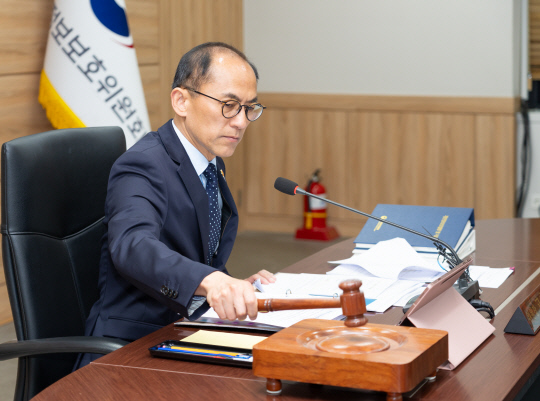 고학수 개인정보보호위원장이 지난 14일 정부서울청사에서 개최된 2025년 제11회 위원회 전체회의에서 의사봉을 두드리고 있다. 개인정보위 제공